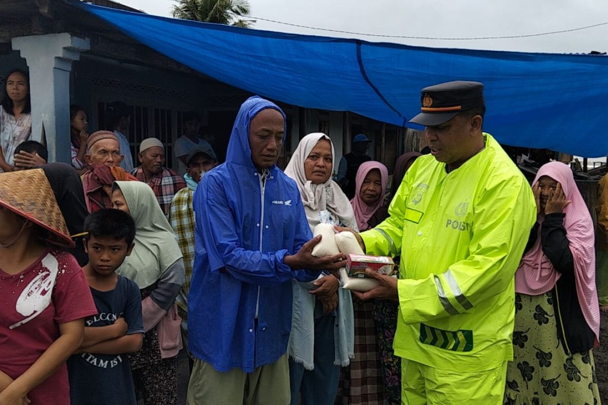 Polres Pasaman Barat salurkan bantuan sembako kepada korban banjir