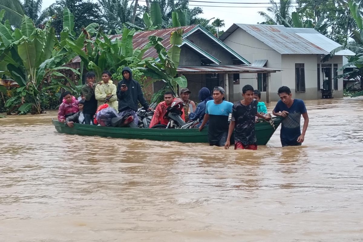 Warga terjebak banjir di Pasaman Barat dievakuasi pakai sampan-perahu