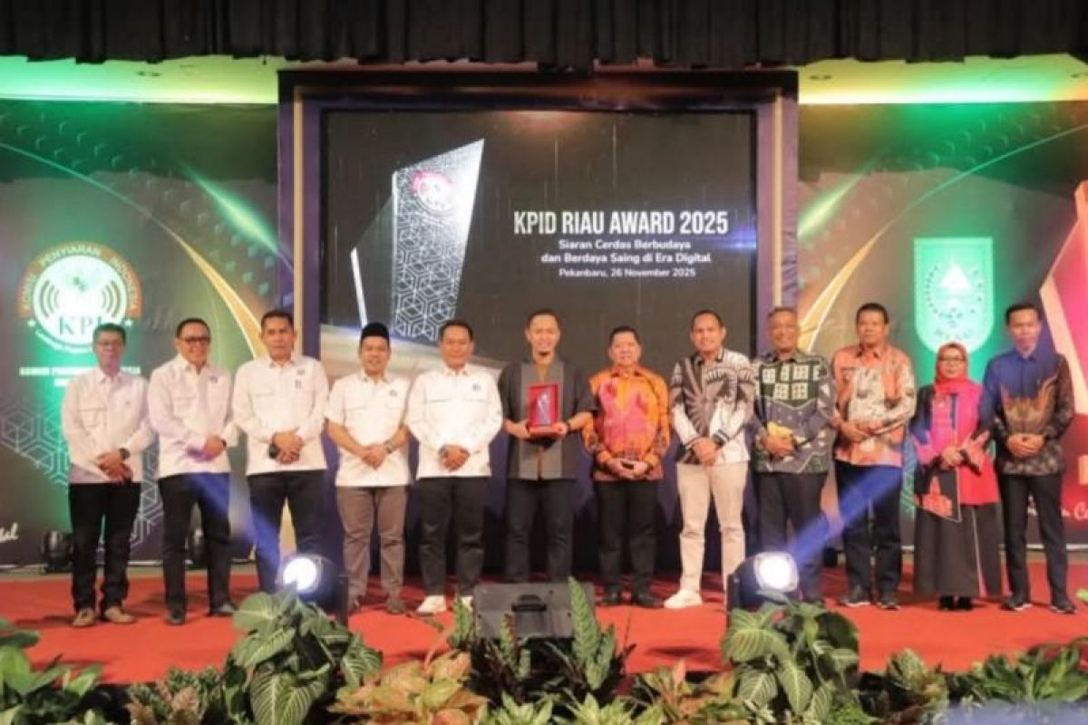 Selain TV dan Radio, sejumlah tokoh dan institusi raih penghargaan pada KPID Riau Award 2025