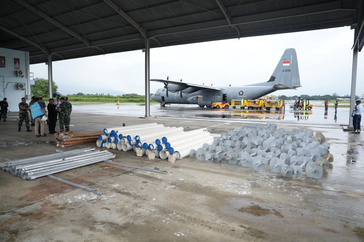 Update bencana Aceh, material tower darurat PLN tiba dengan pesawat Hercules TNI AU