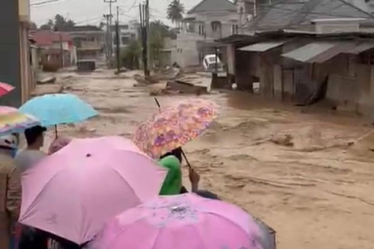 Sungai Lubuk Minturun di Koto Tengah Padang meluap deras rendam pemukiman