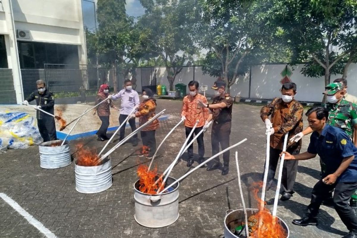 Kejari Ponorogo musnahkan 74 ribu barang bukti tindak pidana