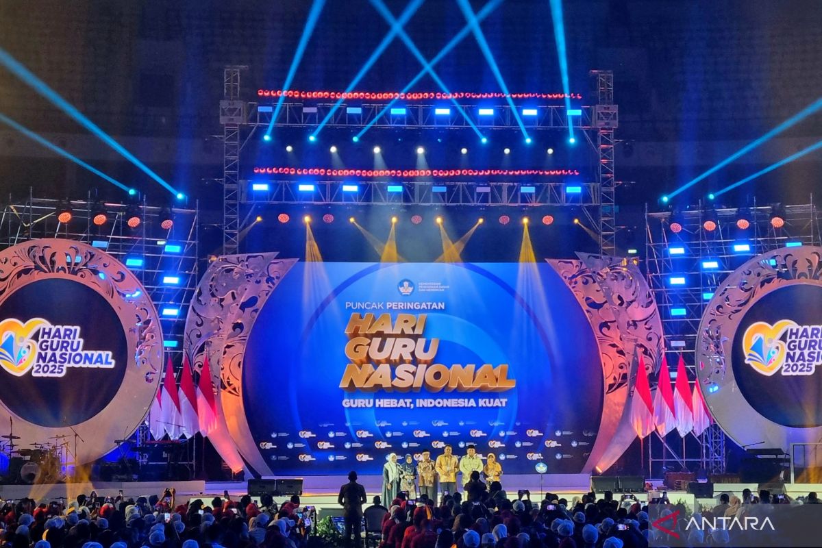 Presiden Prabowo berikan penghargaan kepada  guru dan tenaga kependidikan