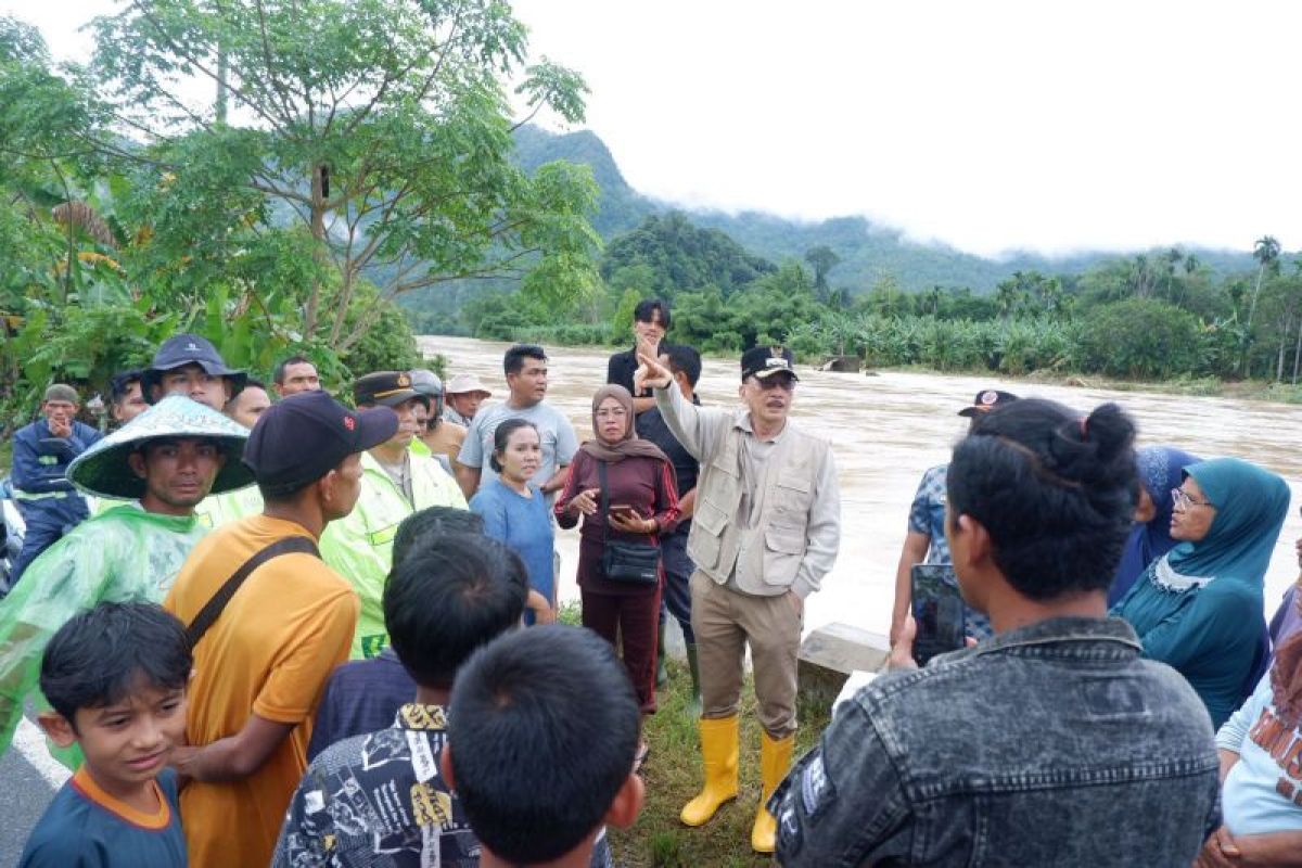 Usai ikuti rakor di Jakarta, Bupati Hendrajoni langsung terjun ke lokasi banjir di Pesisir Selatan