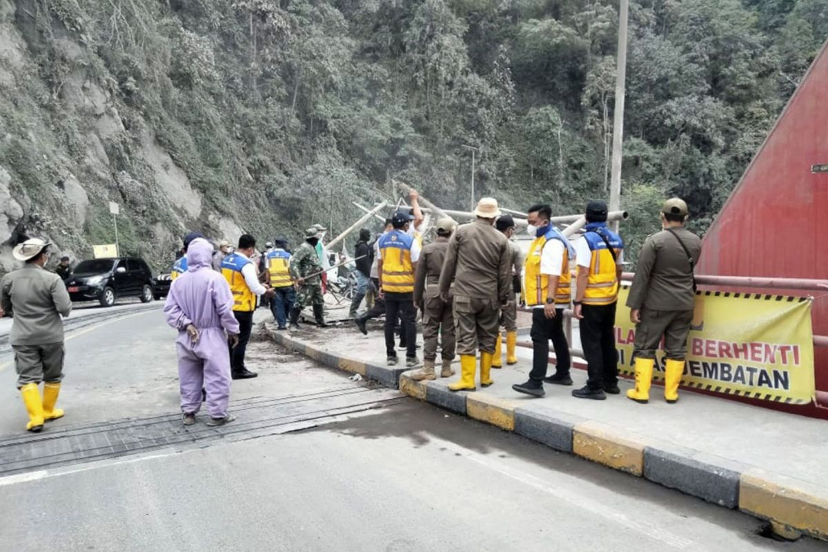 Warung di Gladak Perak dibongkar, berada di zona rawan Semeru