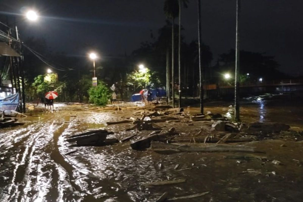 Luapan sungai di Siteba Padang genangi pemukiman warga (Video)