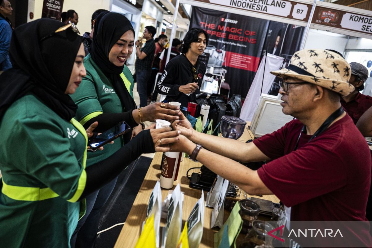 Dari bumi ke cangkir, dari obrolan warung sampai suasana kafe kekinian