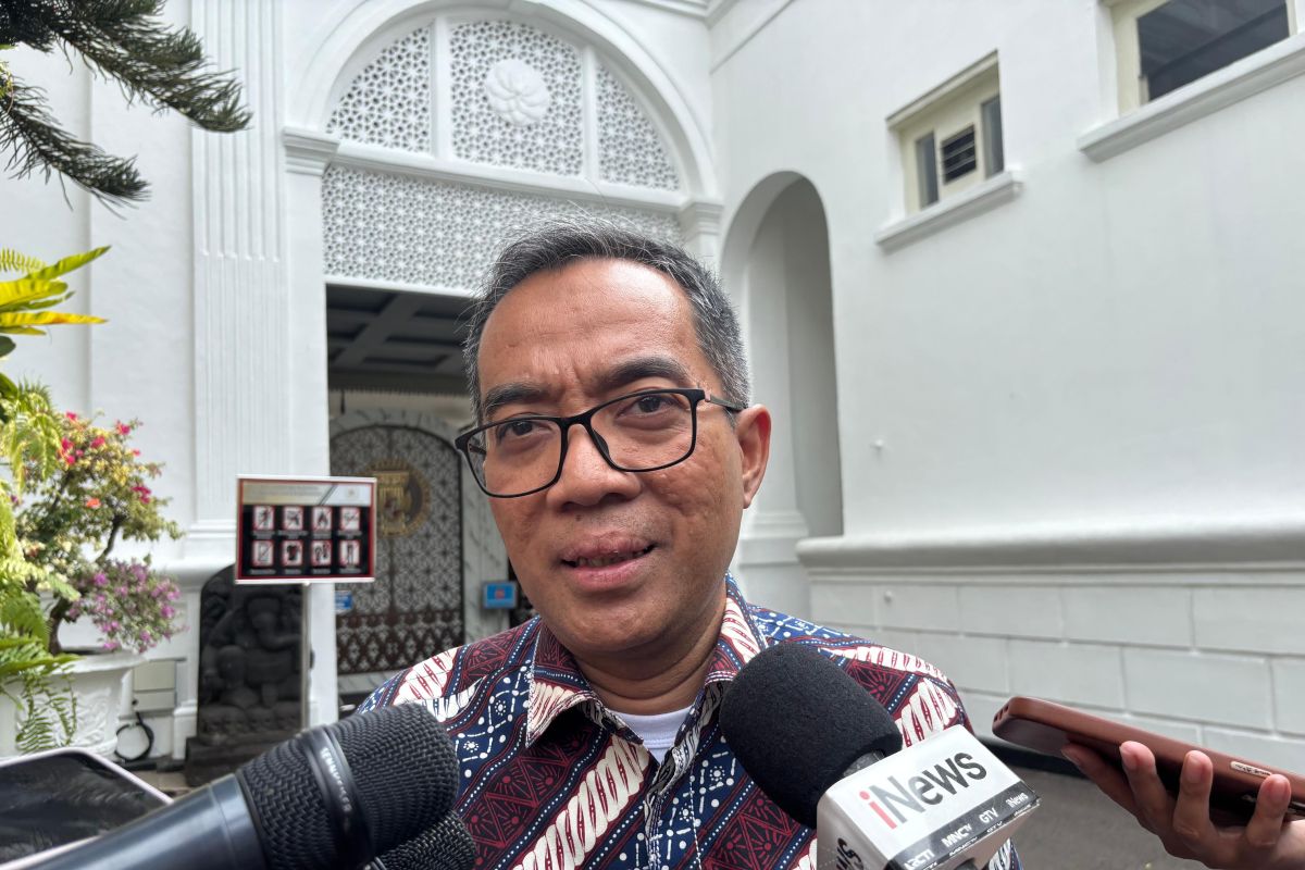 President Prabowo urges final-year students to join national projects