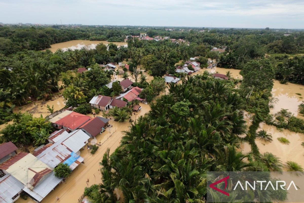 Pemkab Aceh Barat sebut sebagian besar wilayahnya terisolir banjir