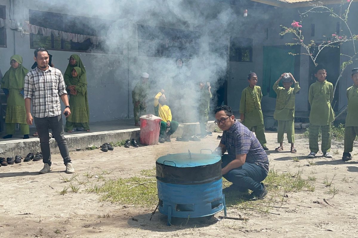 Dosen-mahasiswa UMPR ajarkan pembuatan tungku roket atasi polusi asap