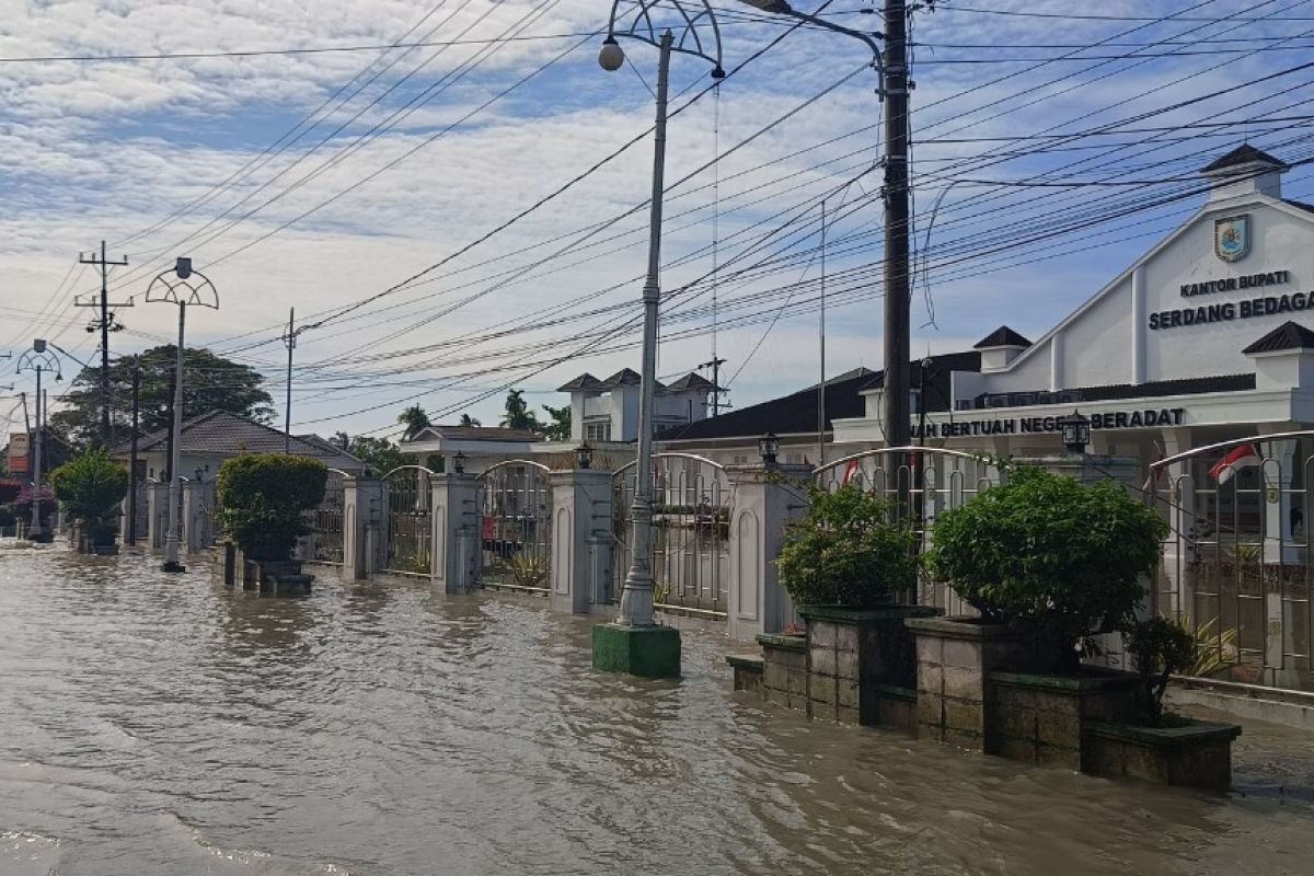 Banjir di Sergai meluas, Jalinsum dan perkantoran terendam