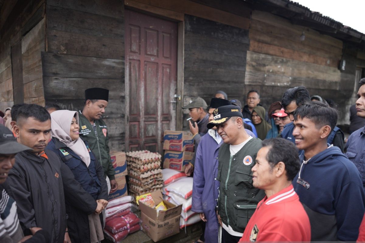 Bupati Solok salurkan bantuan ke warga terdampak bencana banjir