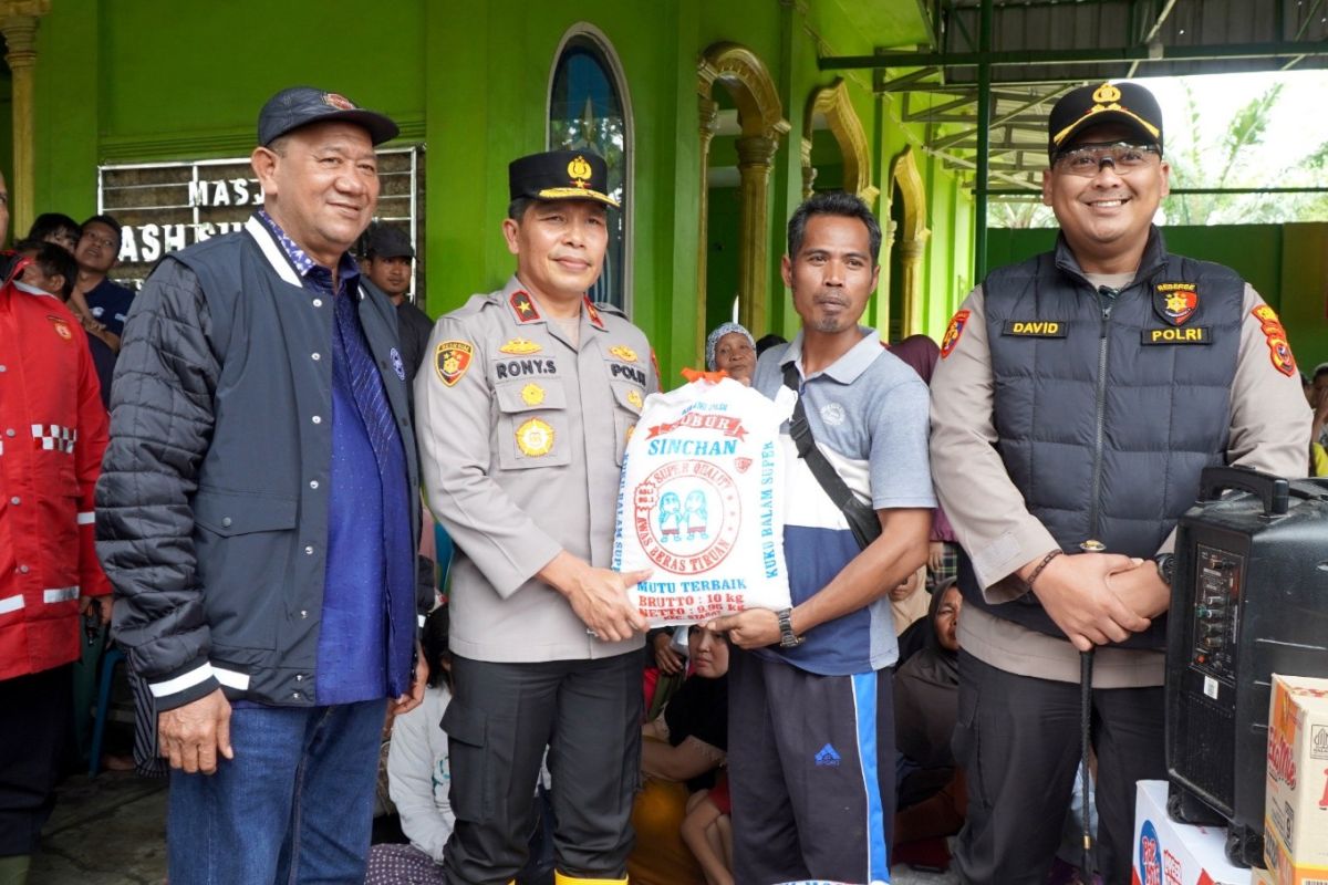 Bupati Langkat bersama Wakapoldasu berikan bantuan kepada warga terdampak banjir Hinai
