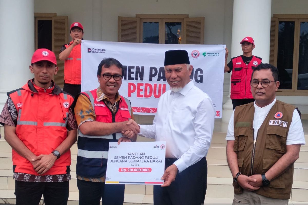 Semen Padang dan IKA UNAND serahkan bantuan bagi korban bencana Sumbar