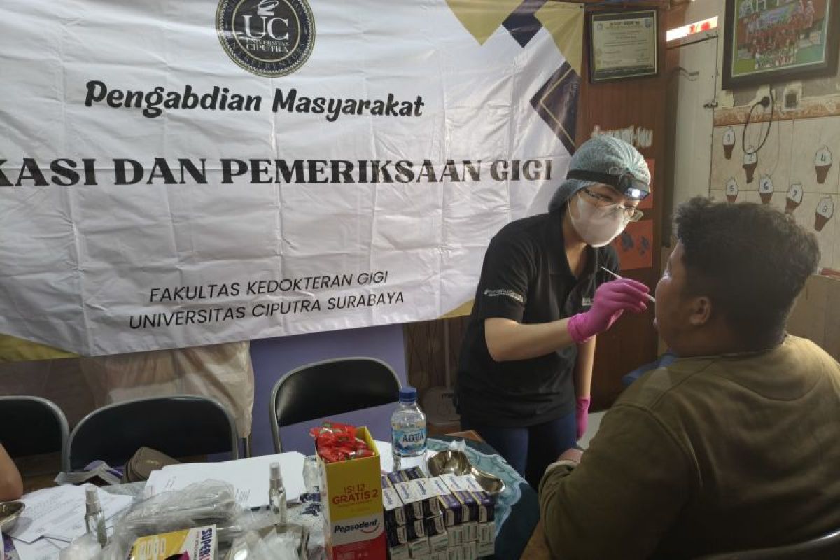 FKG Universitas Ciputra Surabaya gelar edukasi dan pemeriksaan gigi gratis