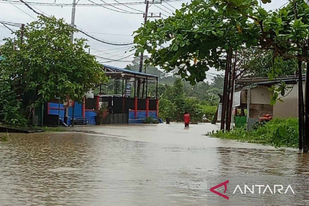 Hujan lebat merendam 25 ruas jalan di Samarinda