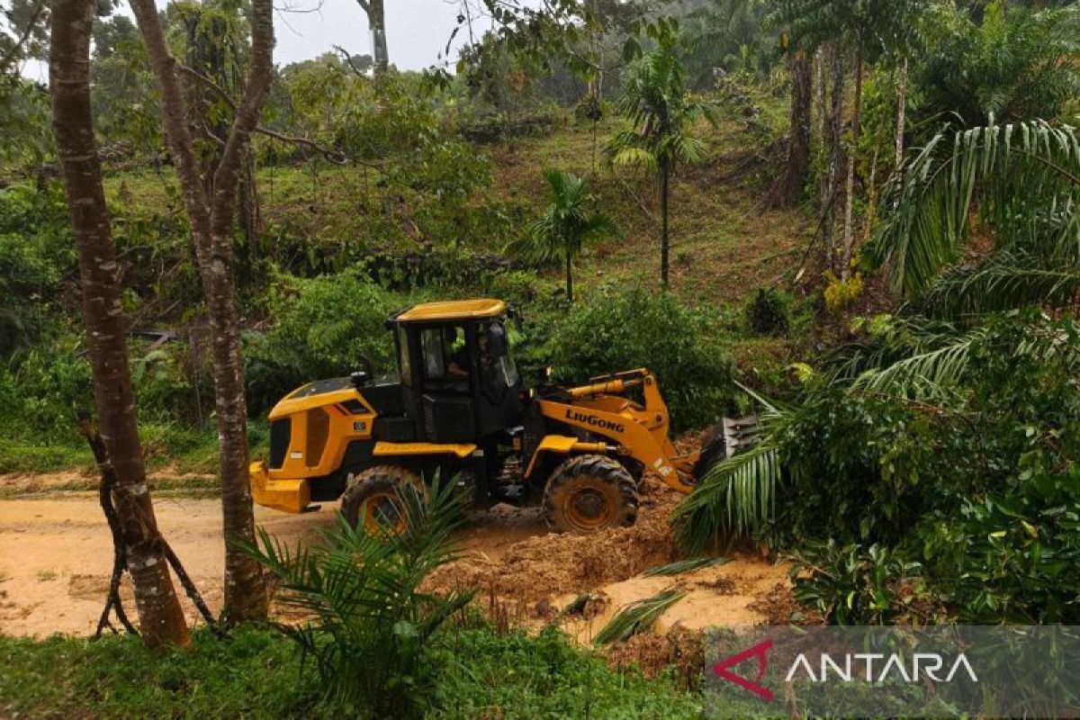 Pemkab Agam butuh 15 alat berat cari korban banjir bandang