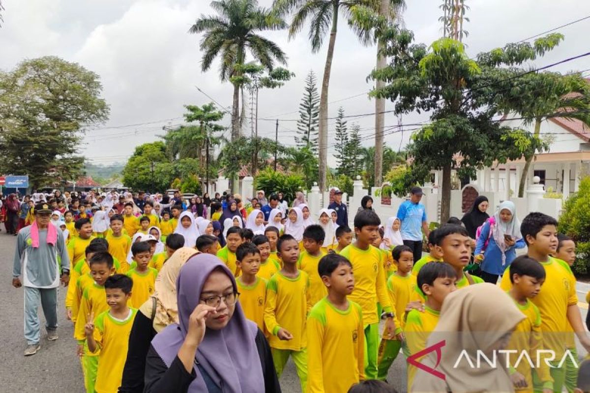 Ratusan warga meriahkan jalan santai Milad ke-113 Muhammadiyah di Mentok