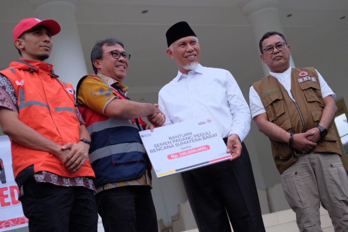 Dirut PT Semen Padang serahkan bantuan senilai Rp210 juta untuk penanganan bencana ke Gubernur