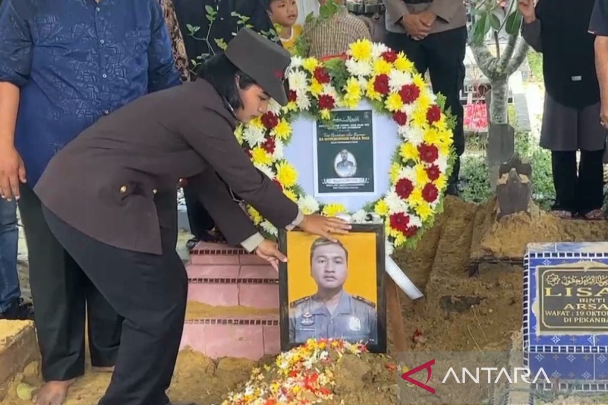 Brigadir Tri, korban banjir di Sumbar dimakamkan secara kedinasan