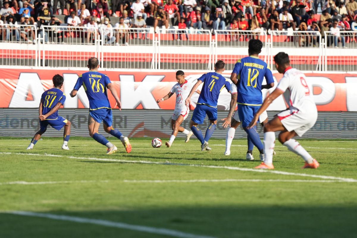 Arema FC puas tahan imbang Malut United 1-1