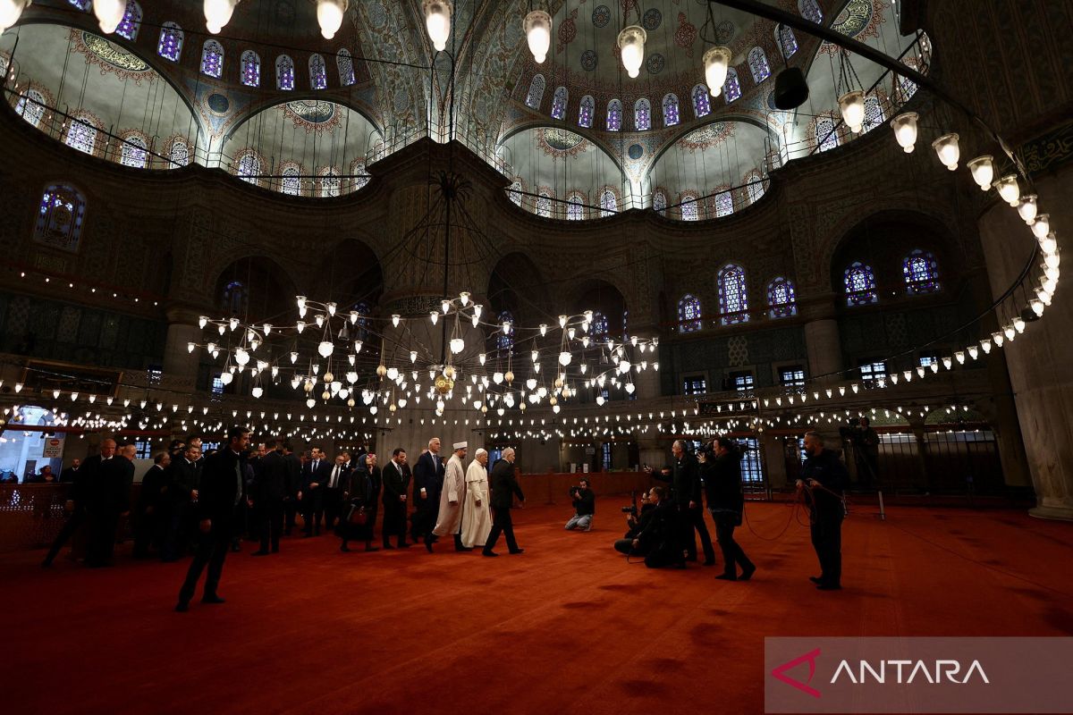 Paus Leo XIV kunjungi Masjid Biru dalam perjalanan apostolik pertamanya di Istanbul