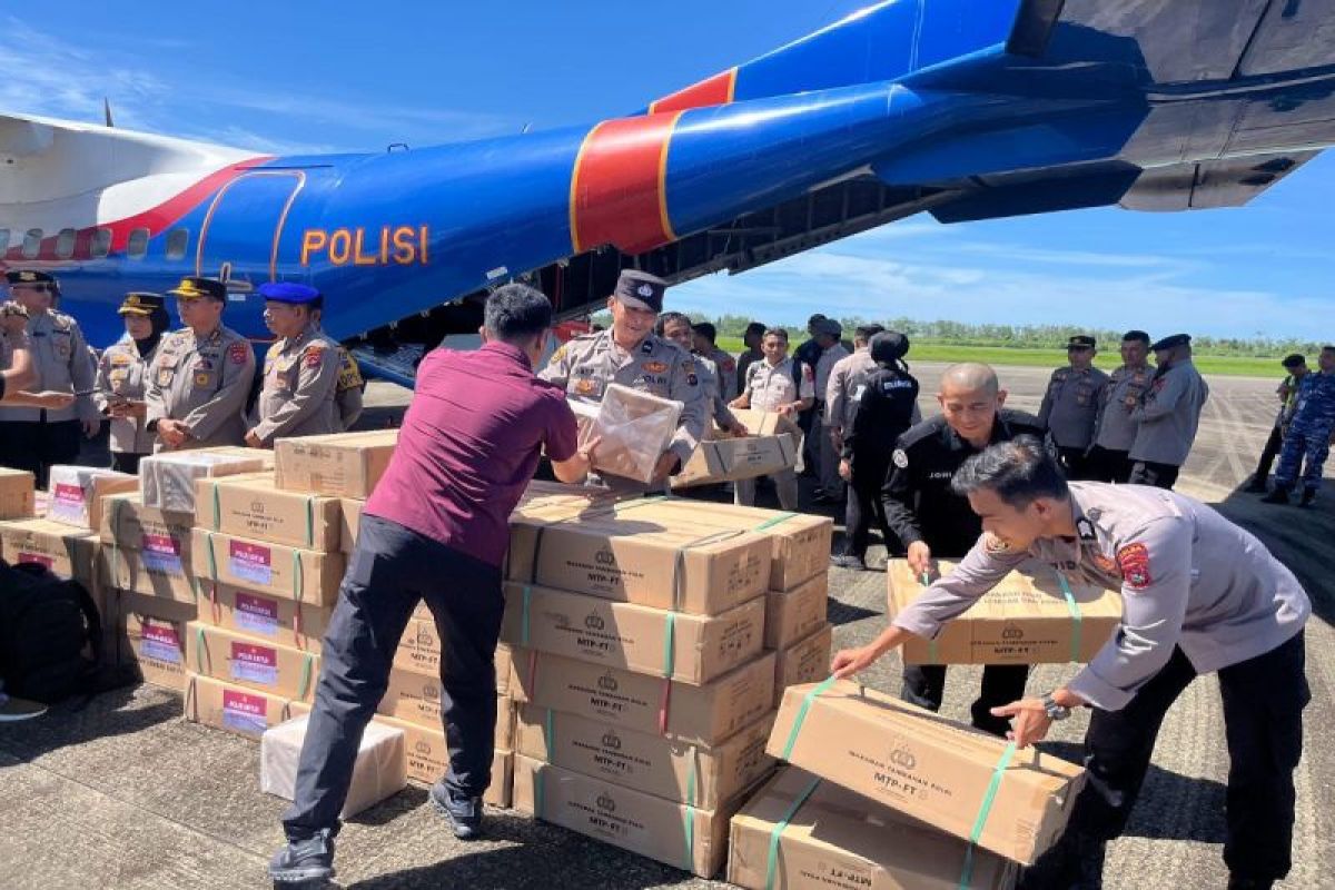 Bantuan logistik dari Mabes Polri tiba di Sumbar