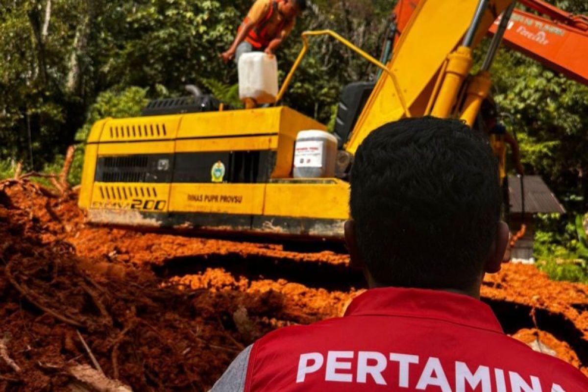 Dukung terbukanya akses jalan, Pertamina pasok bahan bakar untuk operasional alat berat penanggulangan bencana Sumatera