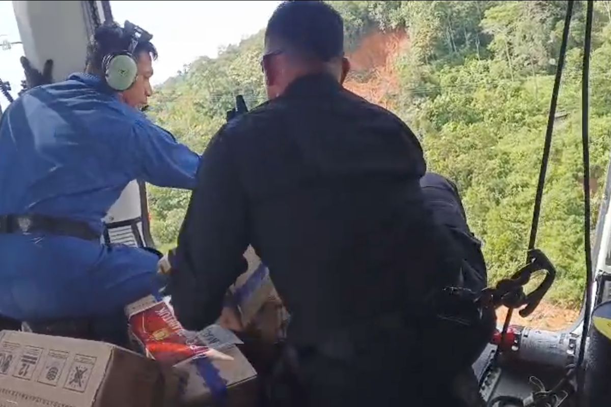 Polri distribusi bantuan dengan helikopter ke Taput dan Tapteng