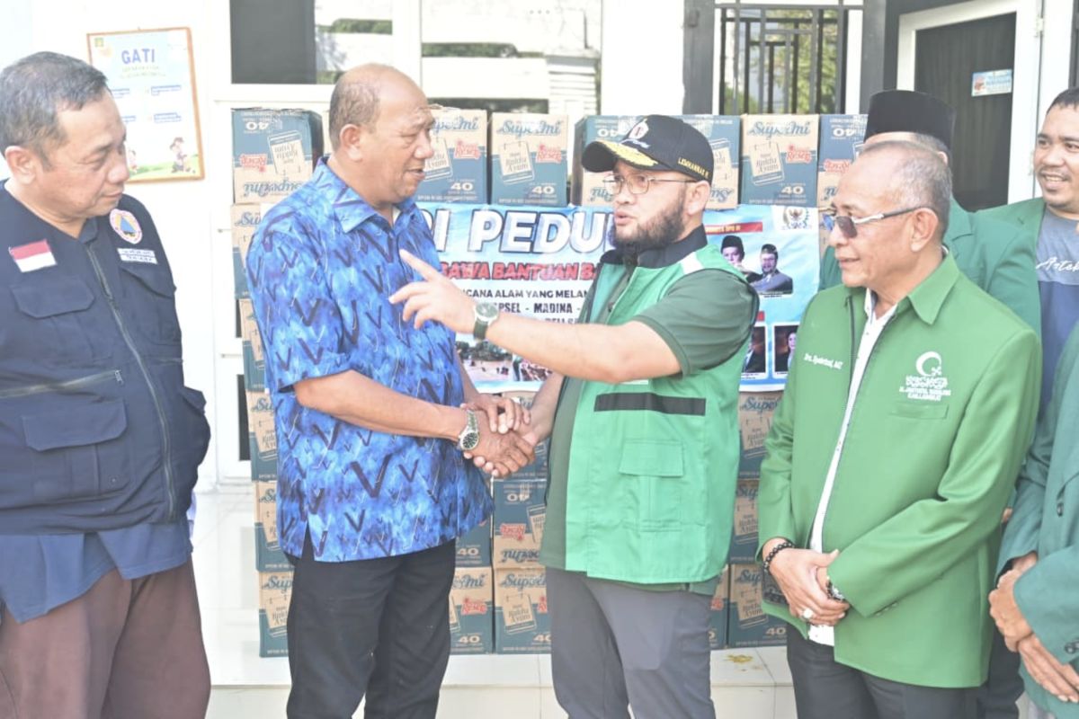 Anggota DPD serahkan bantuan untuk korban banjir di Langkat Sumut