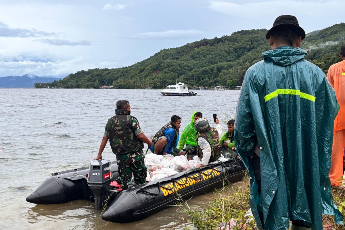 Pemkab Solok salurkan bantuan ke korban banjir dengan perahu