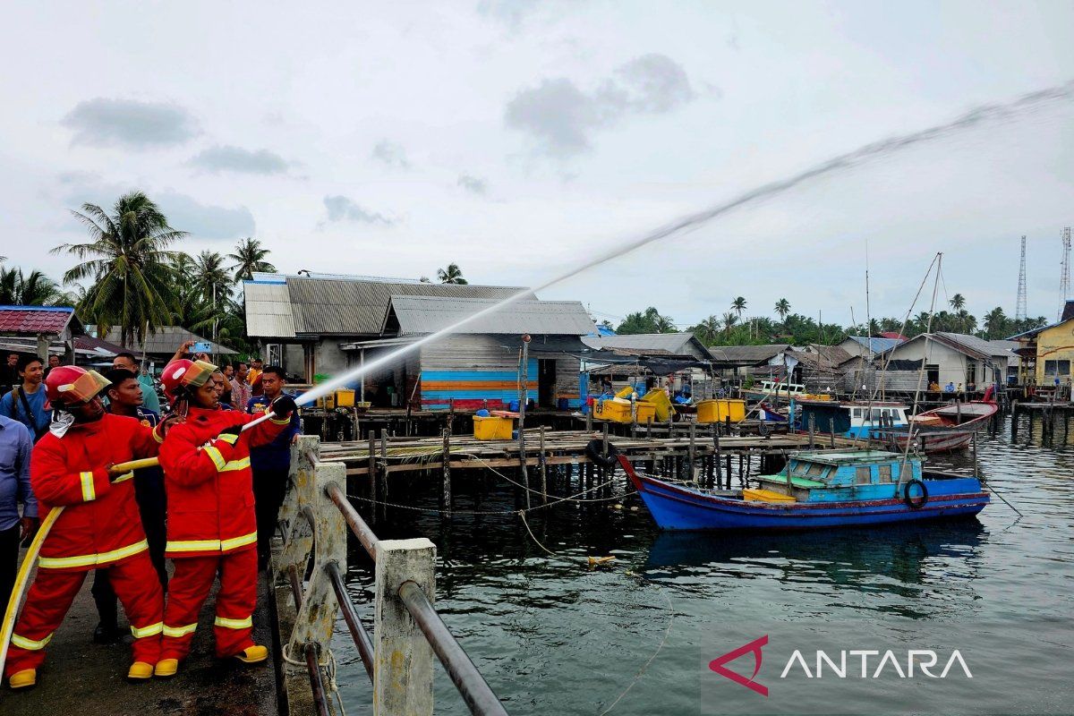 Pemkab Natuna menguji coba peralatan pemadam kebakaran di Pulau Subi