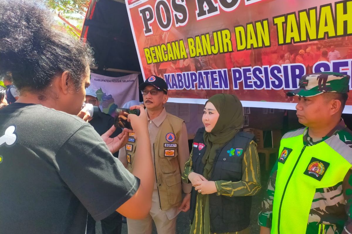 Pemkab Pesisir Selatan dan DPR RI salurkan bantuan untuk warga terdampak banjir
