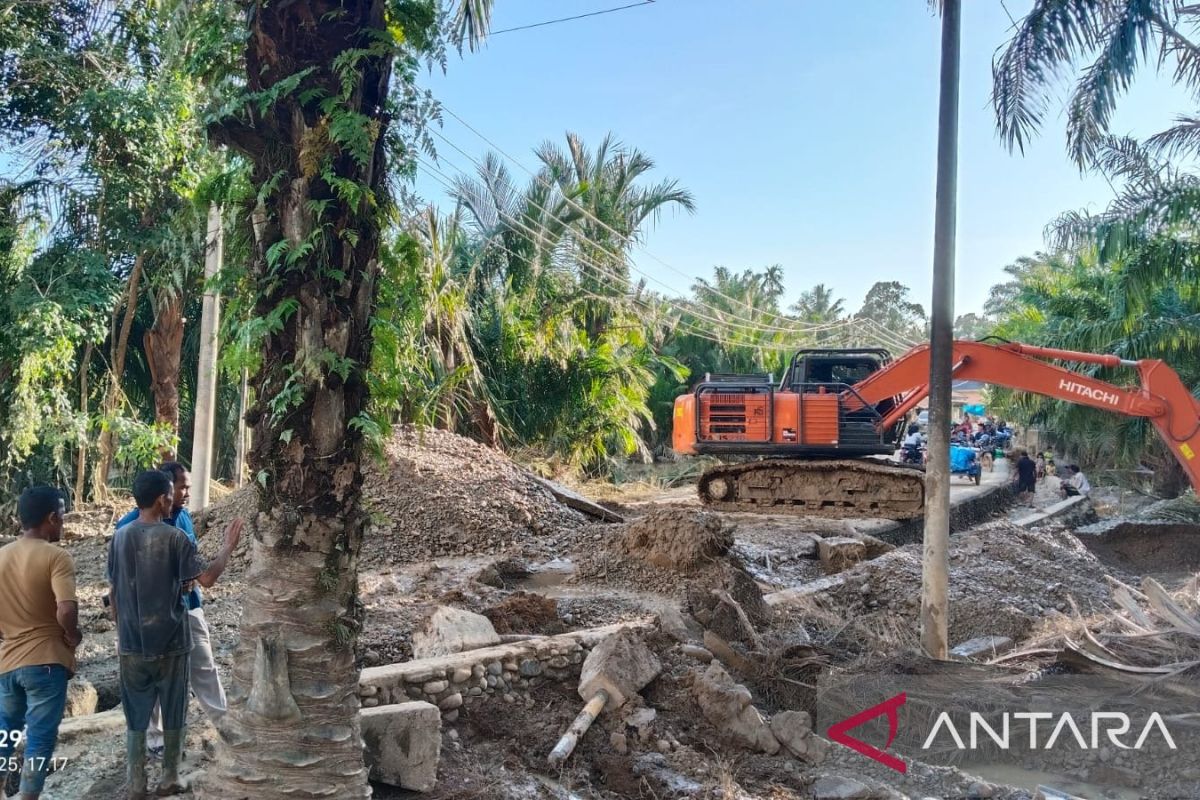 Pemkab Nagan Raya bersihkan lumpur sisa banjir di jalan