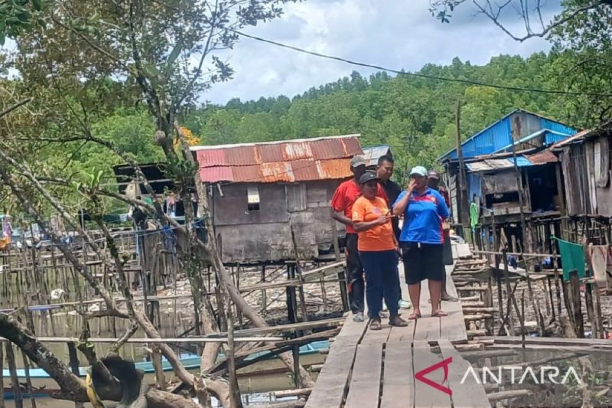 Jembatan kayu di Kampung Pomako dibangun dari dana bantuan YPMAK
