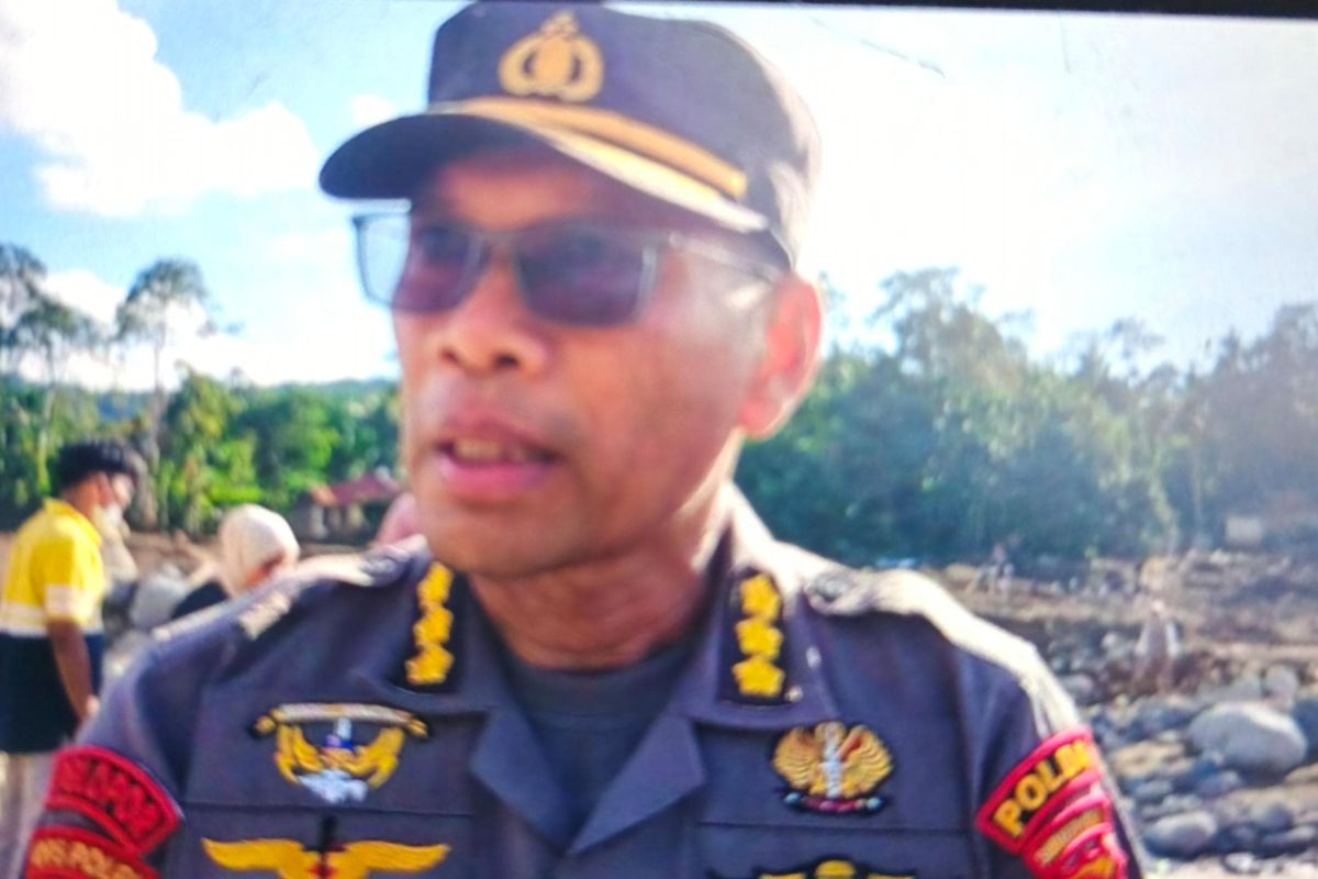 Tim DVI Mabes - Polda Riau bantu identifikasi korban banjir di Agam