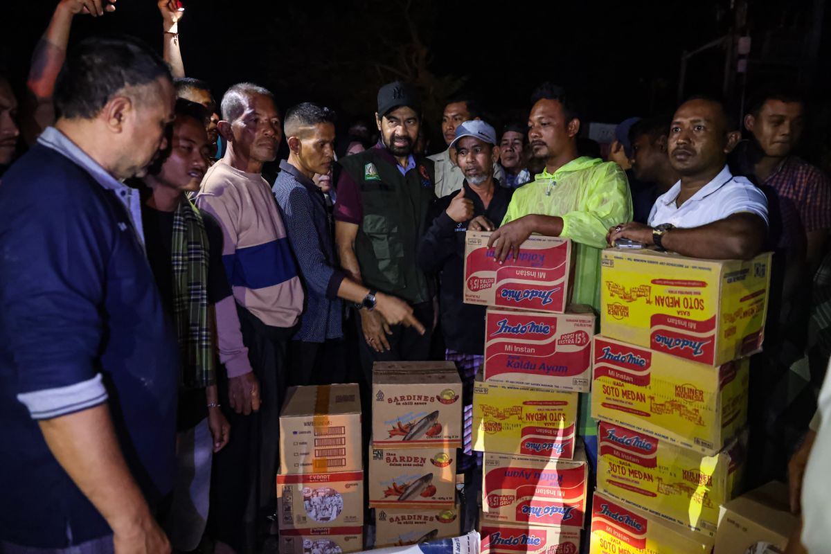 Mualem salurkan 10 ton beras ke dapur umum pengungsi di lintasan nasional Aceh Utara