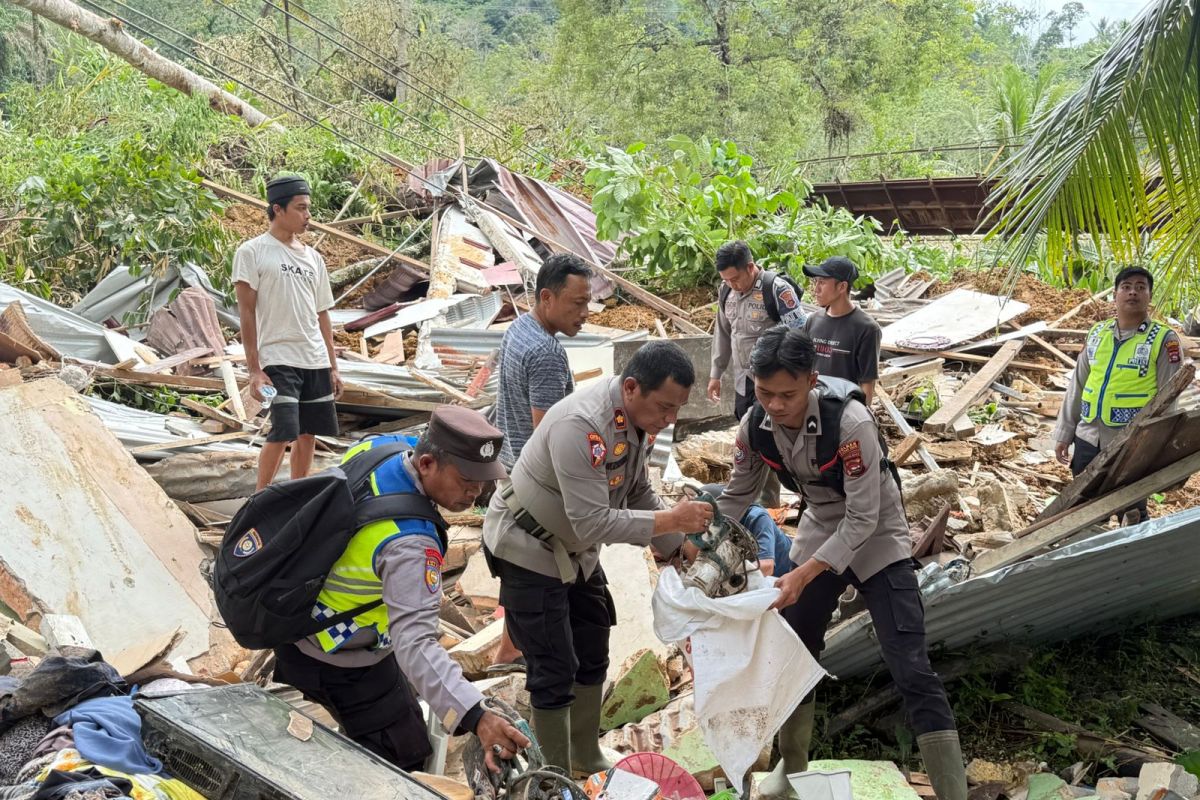 Polres Pasaman Barat bersihkan runtuhan rumah korban longsor