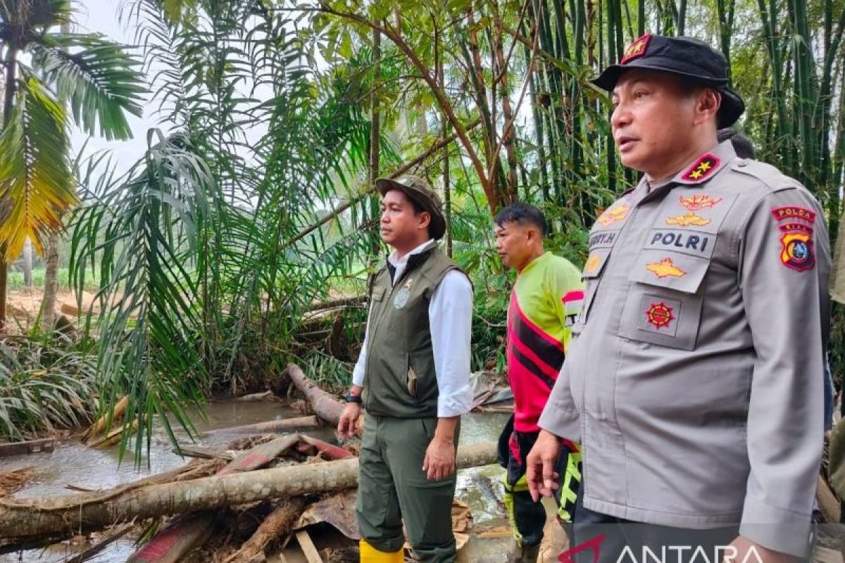 Menteri Kehutanan ikut bantu evakuasi korban banjir bandang di Agam (Video)