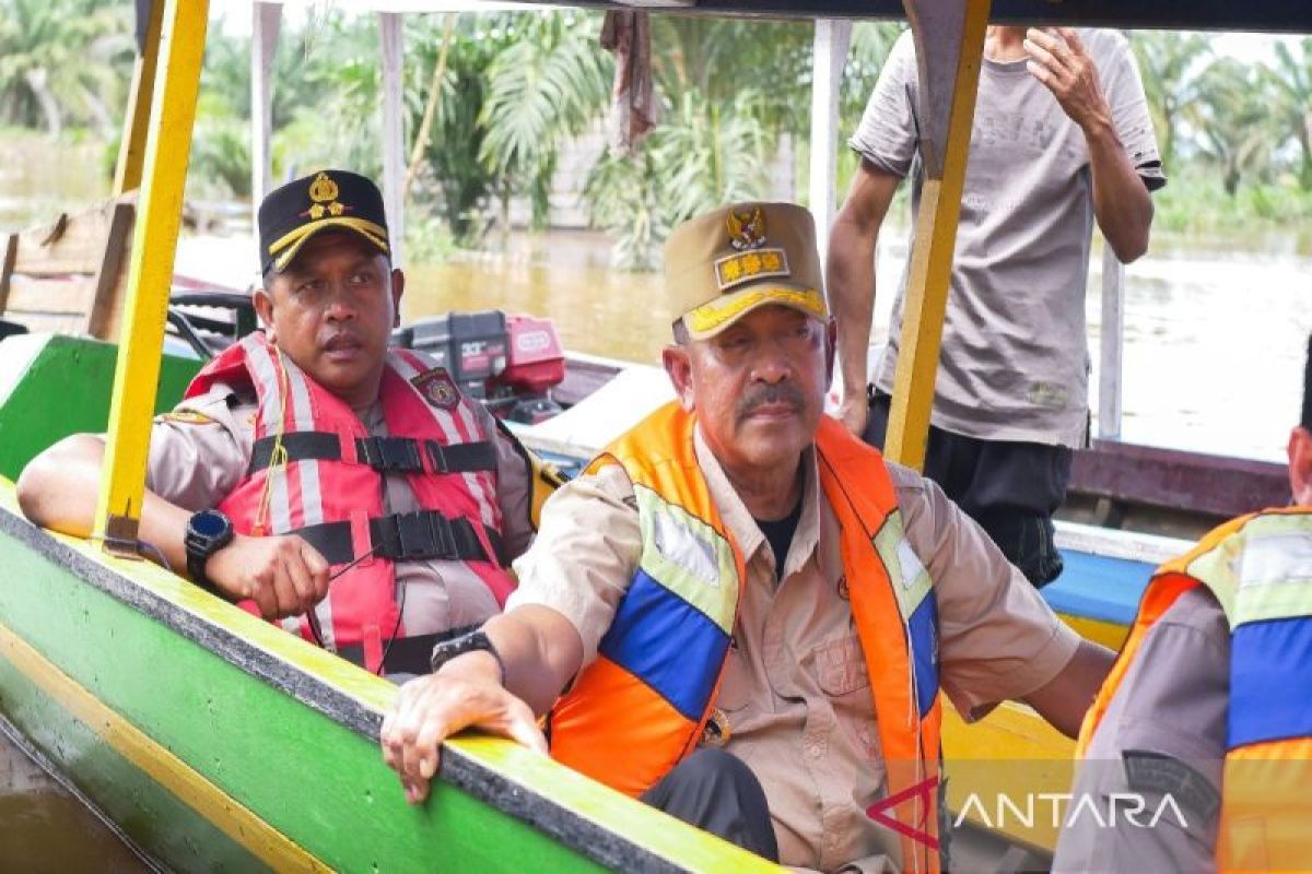 Bupati - Kapolres terobos banjir Pantai Barat, tinjau pengungsi dan bantuan