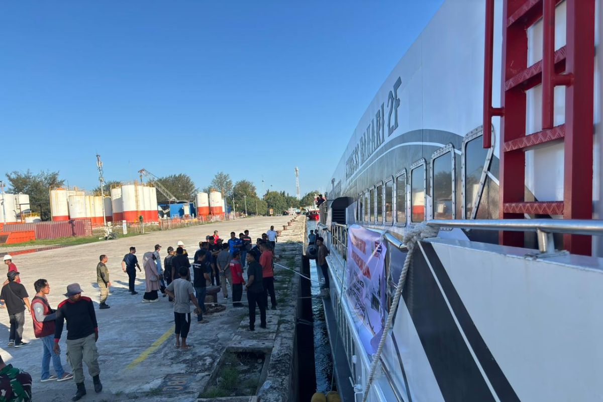 Kapal pengangkut bantuan BNPB via laut tiba di Aceh Utara