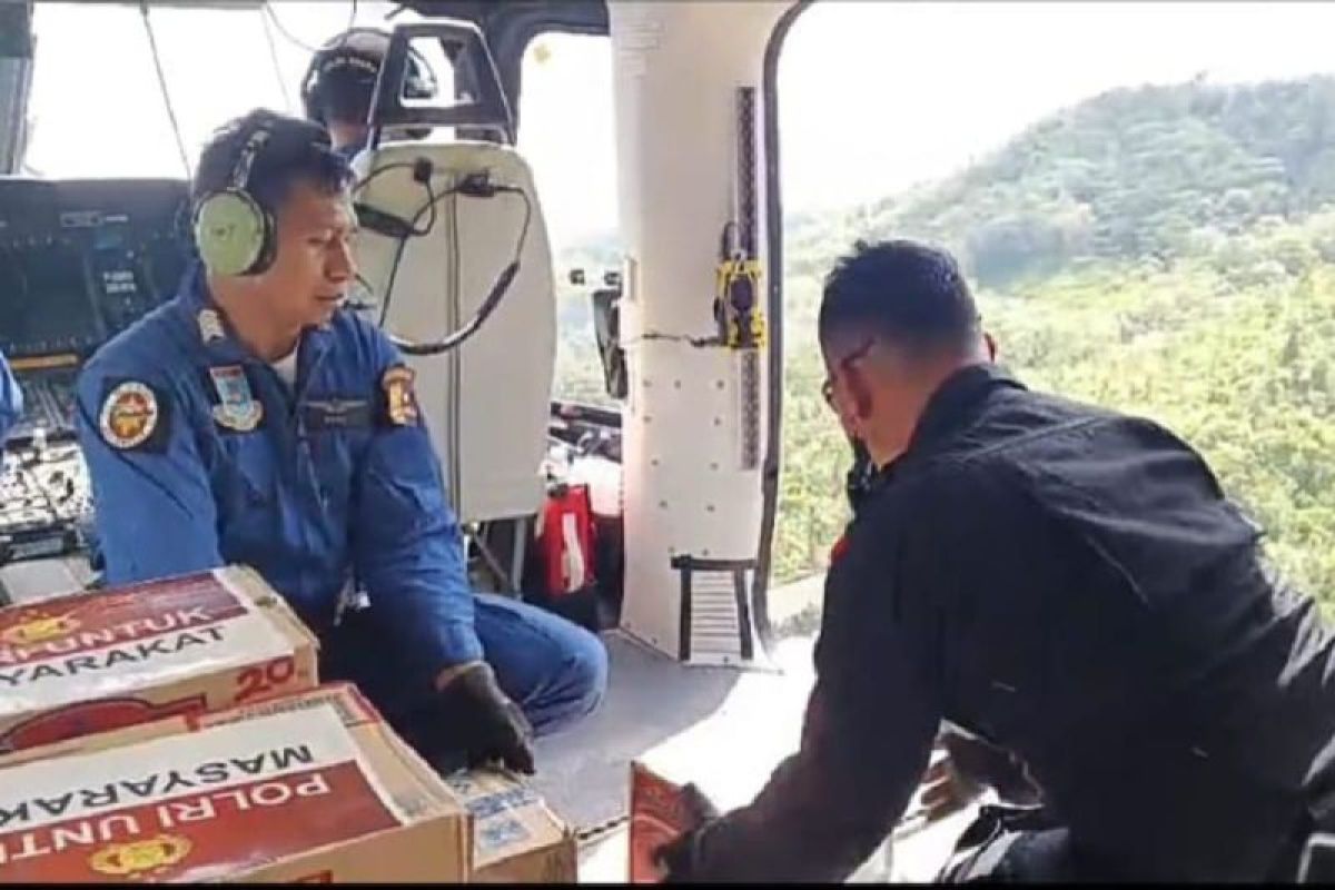 Polda Sumut gunakan heli kirim logistik di desa terisolir terdampak