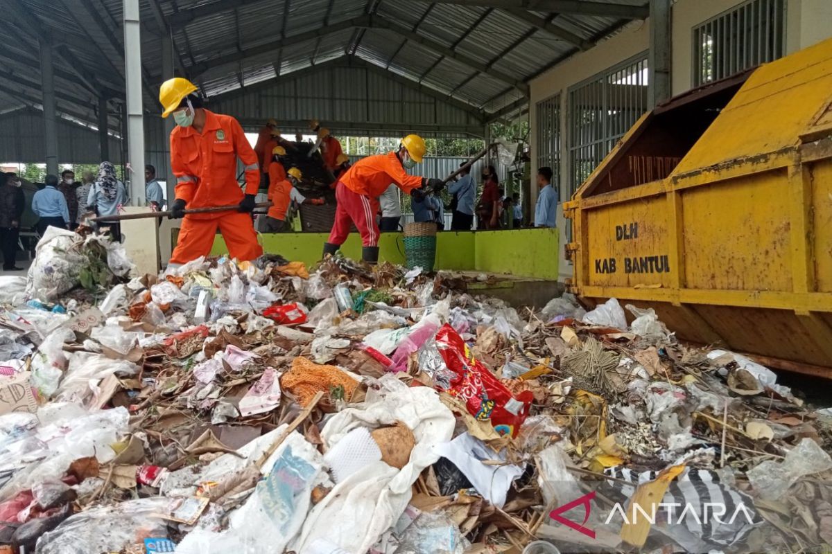 DLH Bantul memperkuat tim angkut atasi lonjakan sampah selama Nataru
