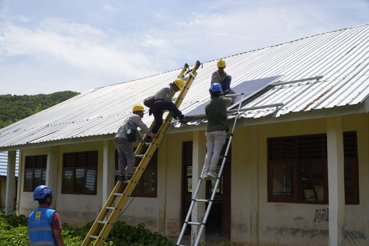 PLN terangi empat sekolah terpencil di Bima dengan program Supersun