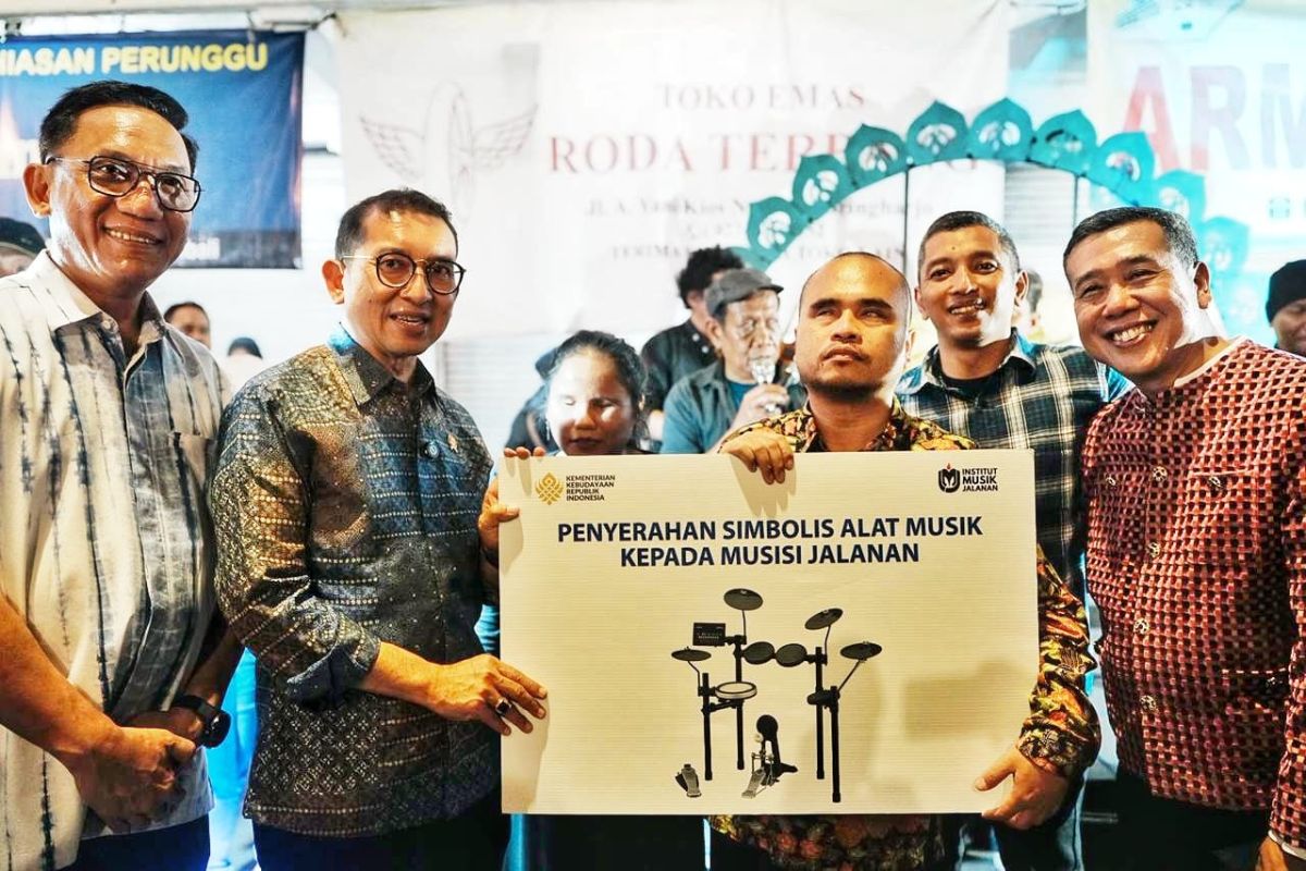 Kemenbud serahkan bantuan alat musik untuk Institut Musik Jalanan