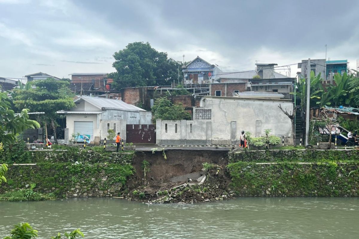 Pemkot Mataram asesmen longsor di pinggir Sungai Jangkuk