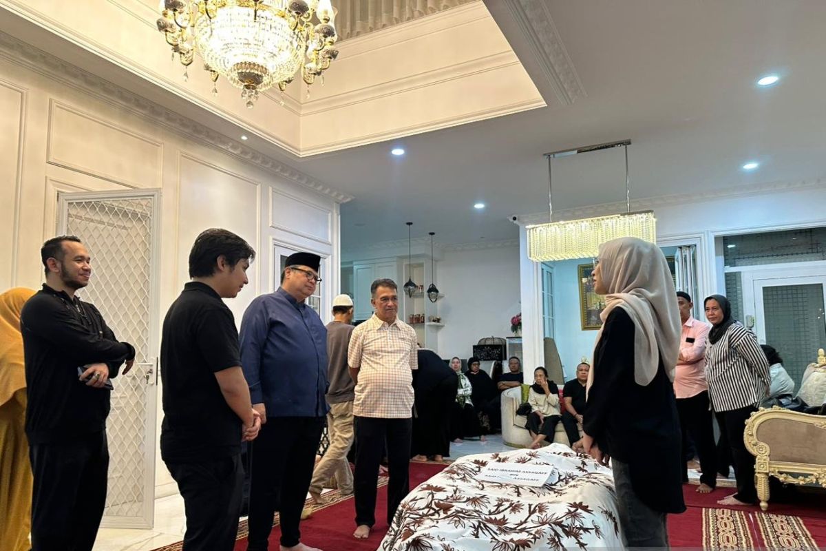 Airlangga sambangi rumah duka mantan Gubernur Maluku Said Assagaff