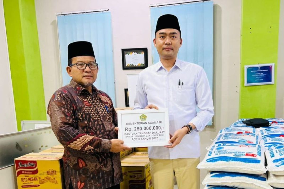 Kemenag serahkan bantuan Rp250 juta ke warga terdampak banjir di Aceh
