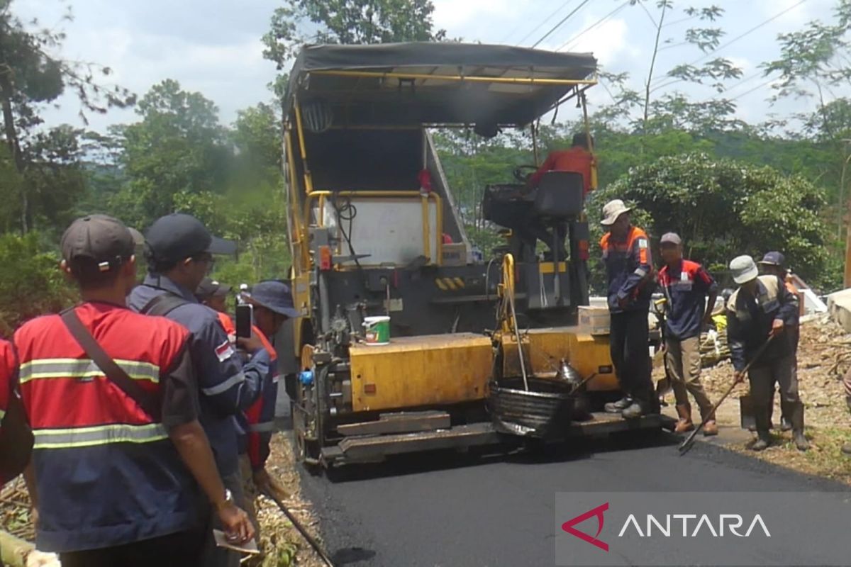 Jalan Rowoseneng--Tlogopucang di Temanggung diperbaiki