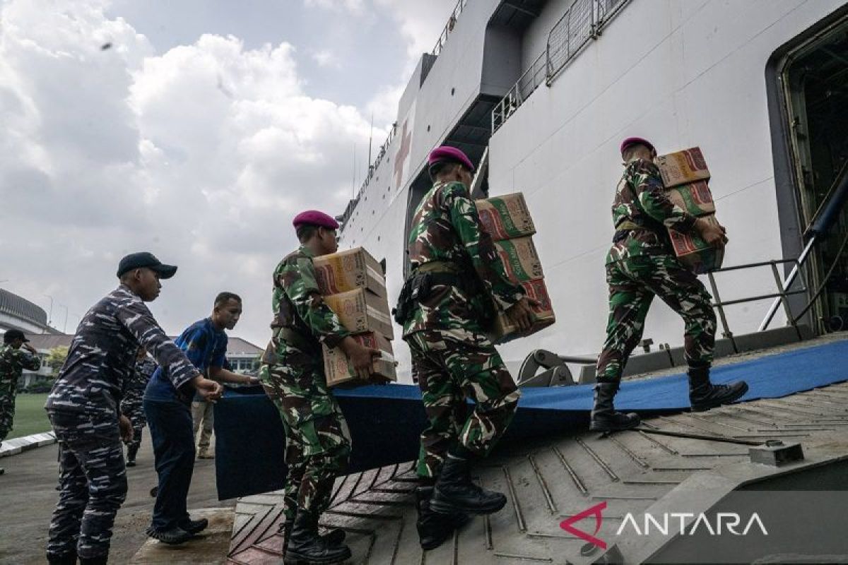 Respons cepat bencana, KRI rumah sakit TNI AL menuju Sumatera